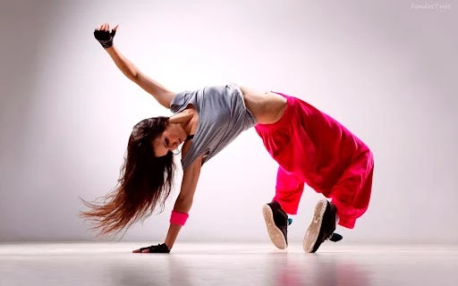 Ejemplo para redactar texto alternativo para imagen de mujer bailando hip-hop